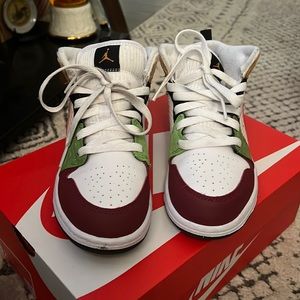 Boys Nike Jordan Mid SE gently worn size 2y White / Gym Red/Black